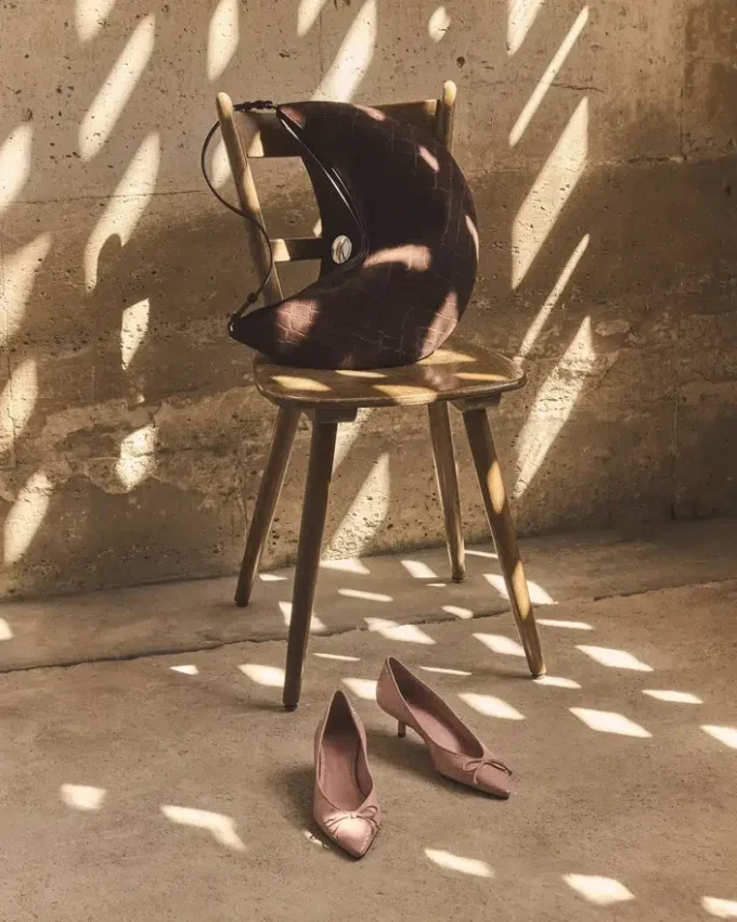 The low Tourni heels Low twisted pumps The low Tourni heels Low twisted pumps